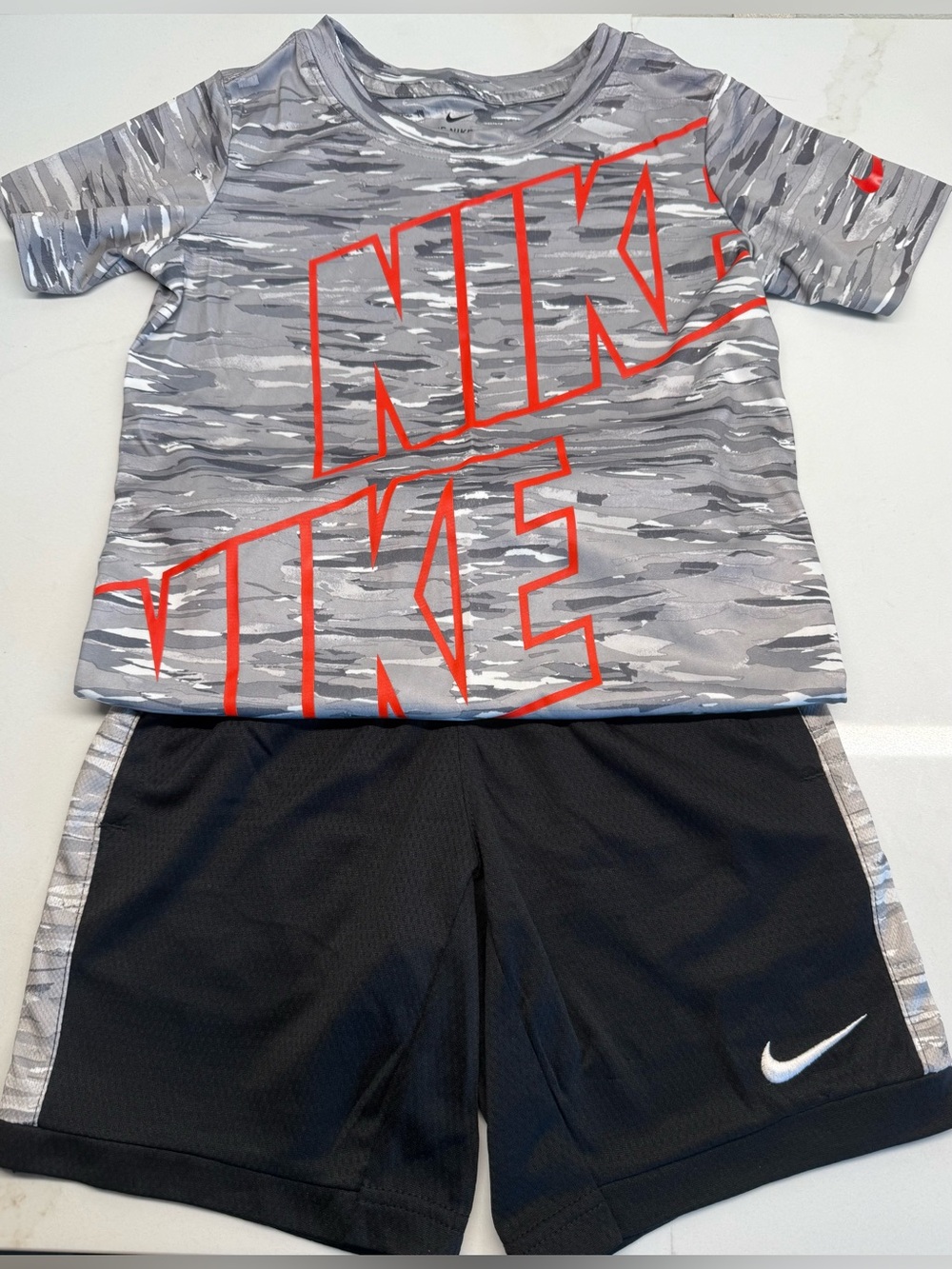 Boys Nike Dri-FIT Matching Set Size M (5-6Y) Gray Camo Shirt & Black Shorts